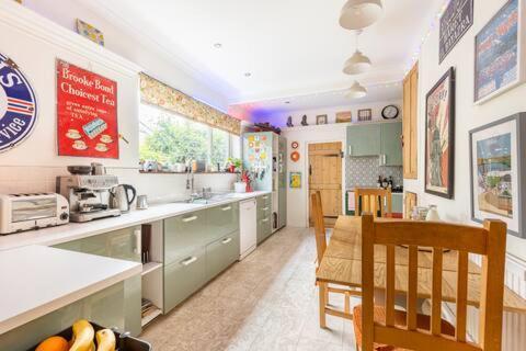 Ty Selah, Rugby Ave, Neath Bed & Breakfast ภายนอก รูปภาพ